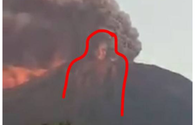 VIRAL! Ada Penampakan Wajah Raksasa Saat Gunung Agung Meletus
