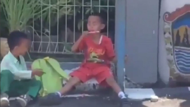 Kocak, Bocah Ini Gunakan Es Krim untuk Dinginkan Wajahnya yang Kepanasan