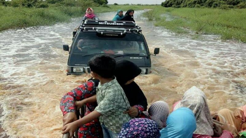 Kesulitan Melintas Didera Banjir Warga Minta Tinggikan Badan Jalan