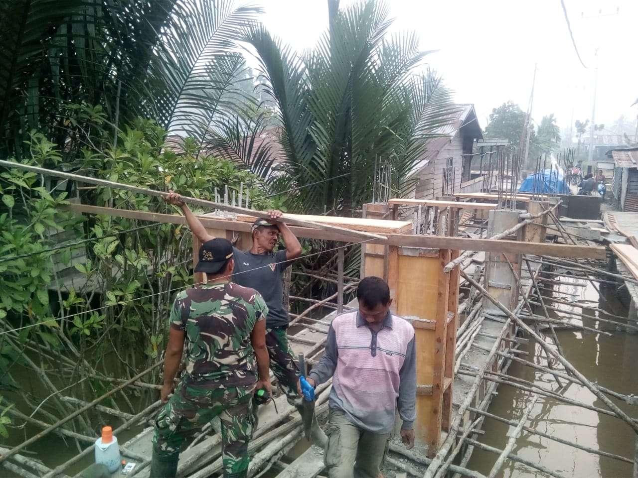 Satgas TMMD kodim Inhil Pasang Mal dan Balok Besi Pembangunan Jembatan Beton Desa Sanglar
