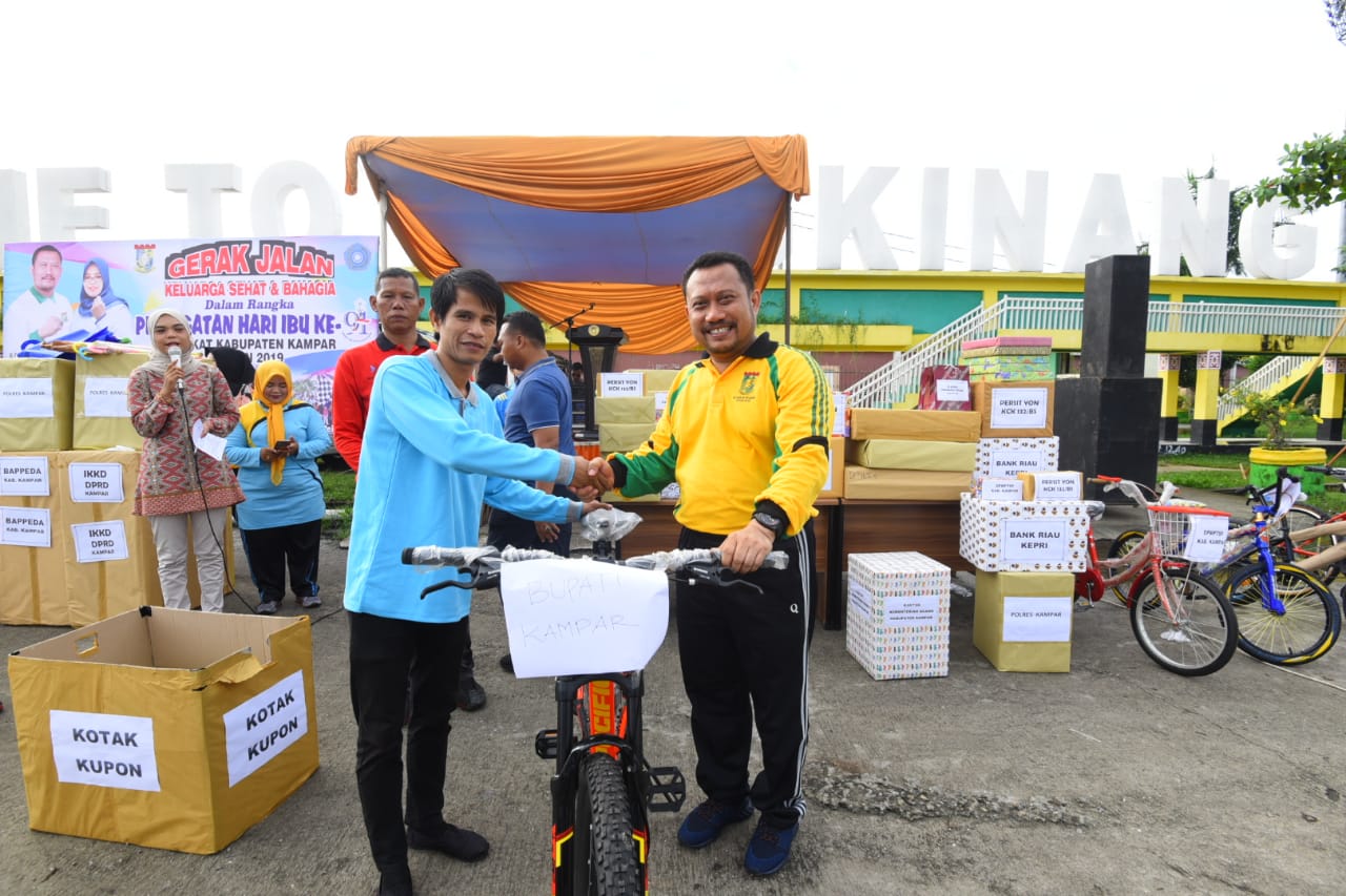 Peringatan Hari Ibu, Bupati Kampar Bagi-bagi Hadiah