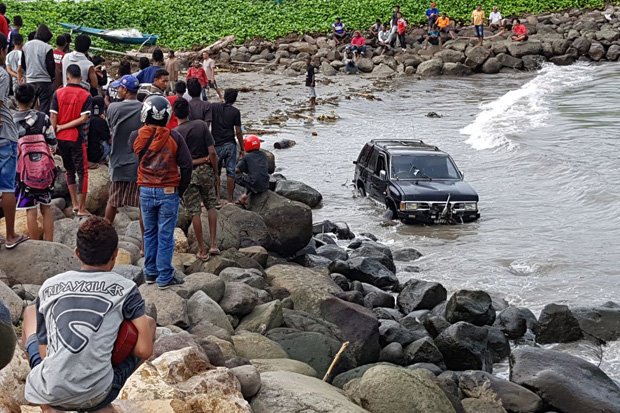 Asyik Kencan dengan Selingkuhan, Mobil Malah Tercebur ke Laut
