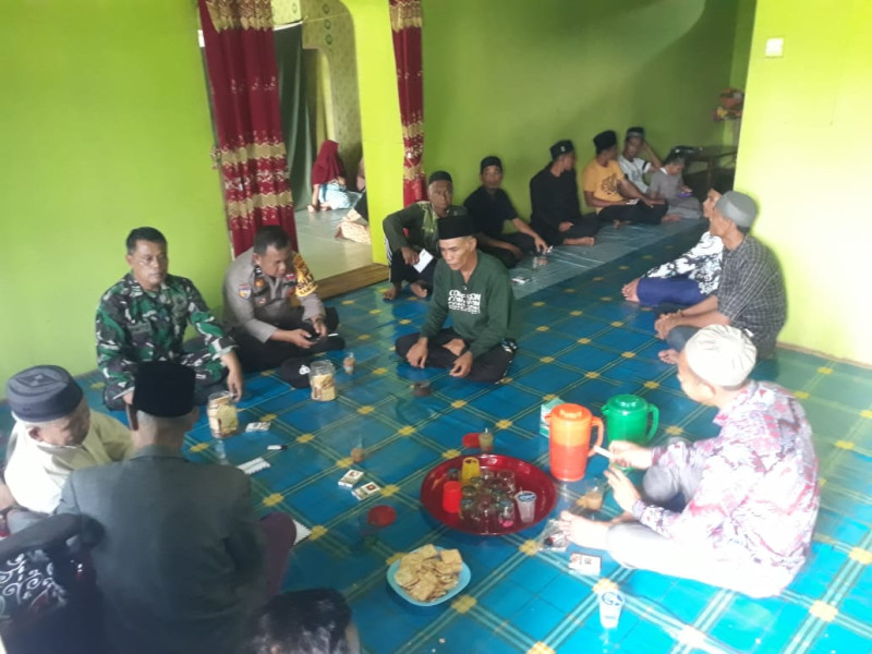 Babinsa Koramil 05/GAS Serma Sasmito Komsos Bersama Tokoh Masyarakat dan Pemuda