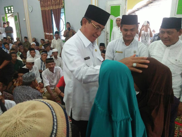 Di Desa Belantaraya 1 Anak Yatim dapat Rp1 Juta dari Bupati Inhil
