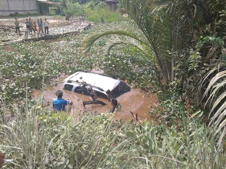 Masuk Lubang, Oleng, Suzuki Escudo ini Akhirnya 'Berenang' di Parit