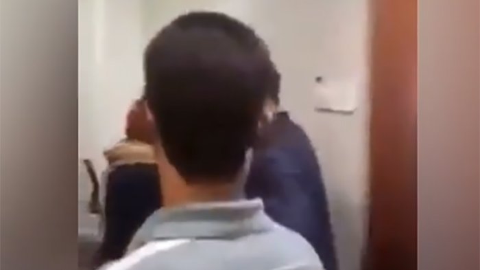 Buset, Pria ini Temukan Istrinya Beruaan dengan Daun Muda di Kamar Kos