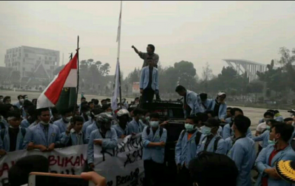Kabut Asap Tak Kunjung Ilang, Ratusan Mahasiswa FISIP UNRI Sruduk Kantor Gubernur Riau