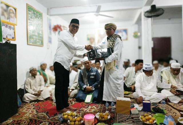 Bupati Inhil Perkenalkan Mafirion di Hadapan Ribuan Jamaah Syekh Samman Al Madani