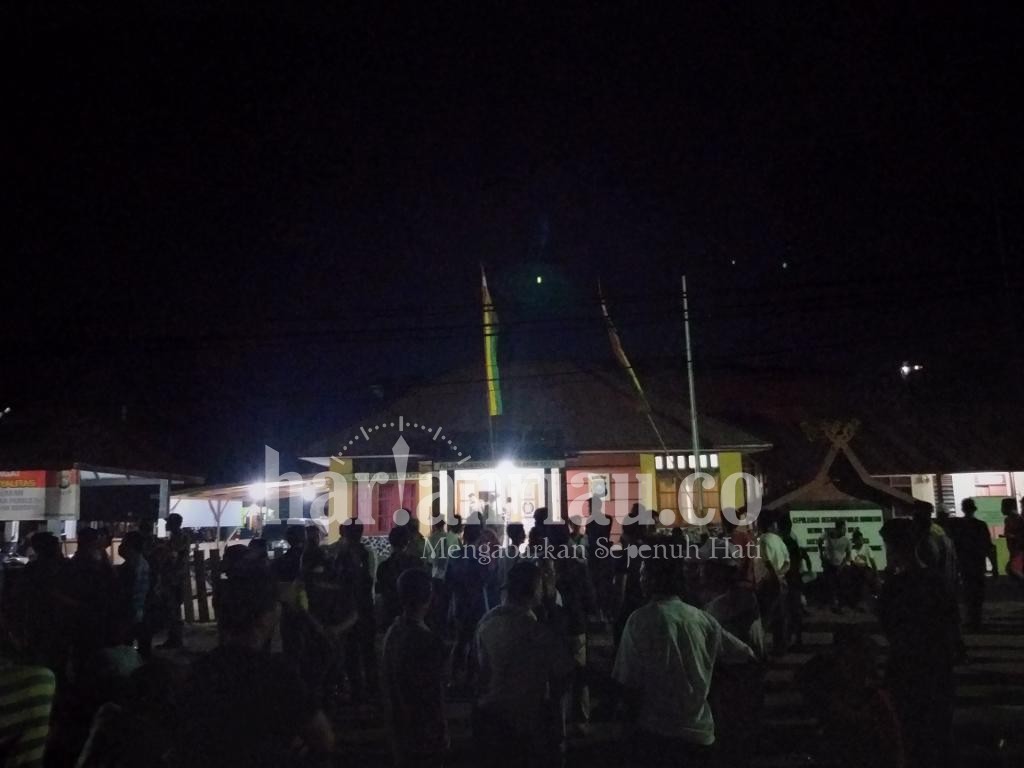 MENCENGKAM... Ratusaan Massa Kepung Polsek Gaung Anak Serka