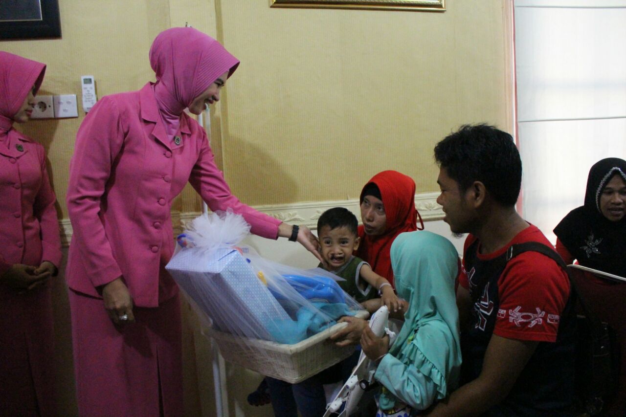 Ketua Bhayangkari Riau Tinjau Operasi Bibir Sumbing