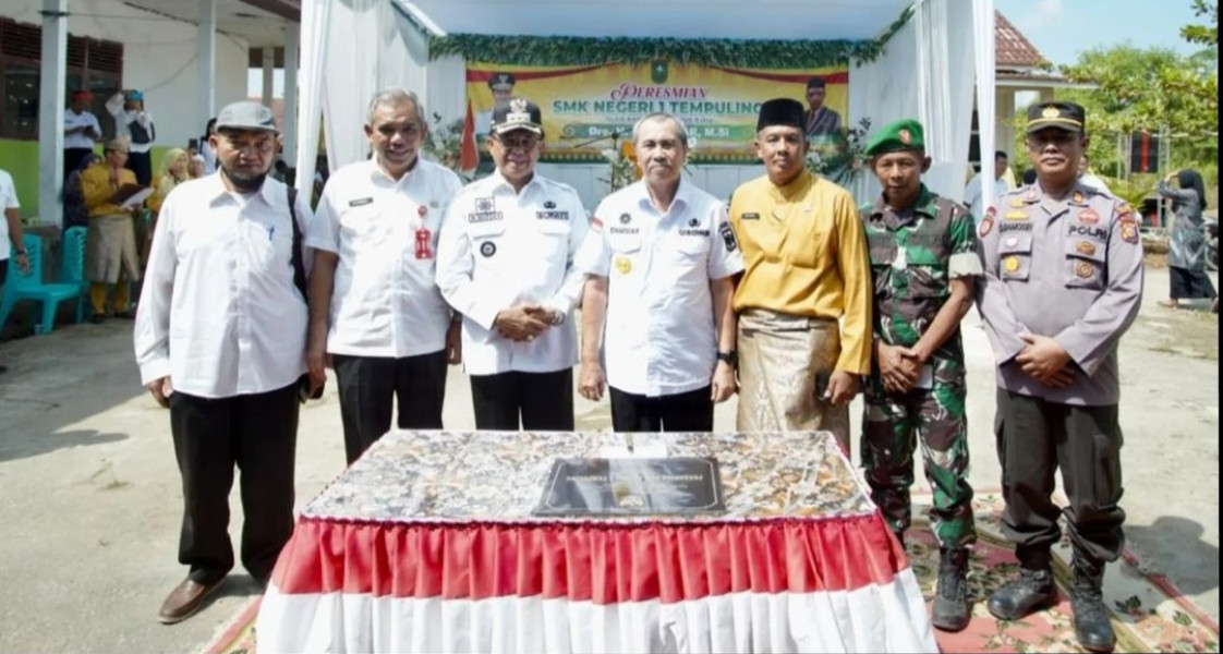 Didampingi Bupati Inhil, Gubri Resmikan SMKN 1 Tempuling