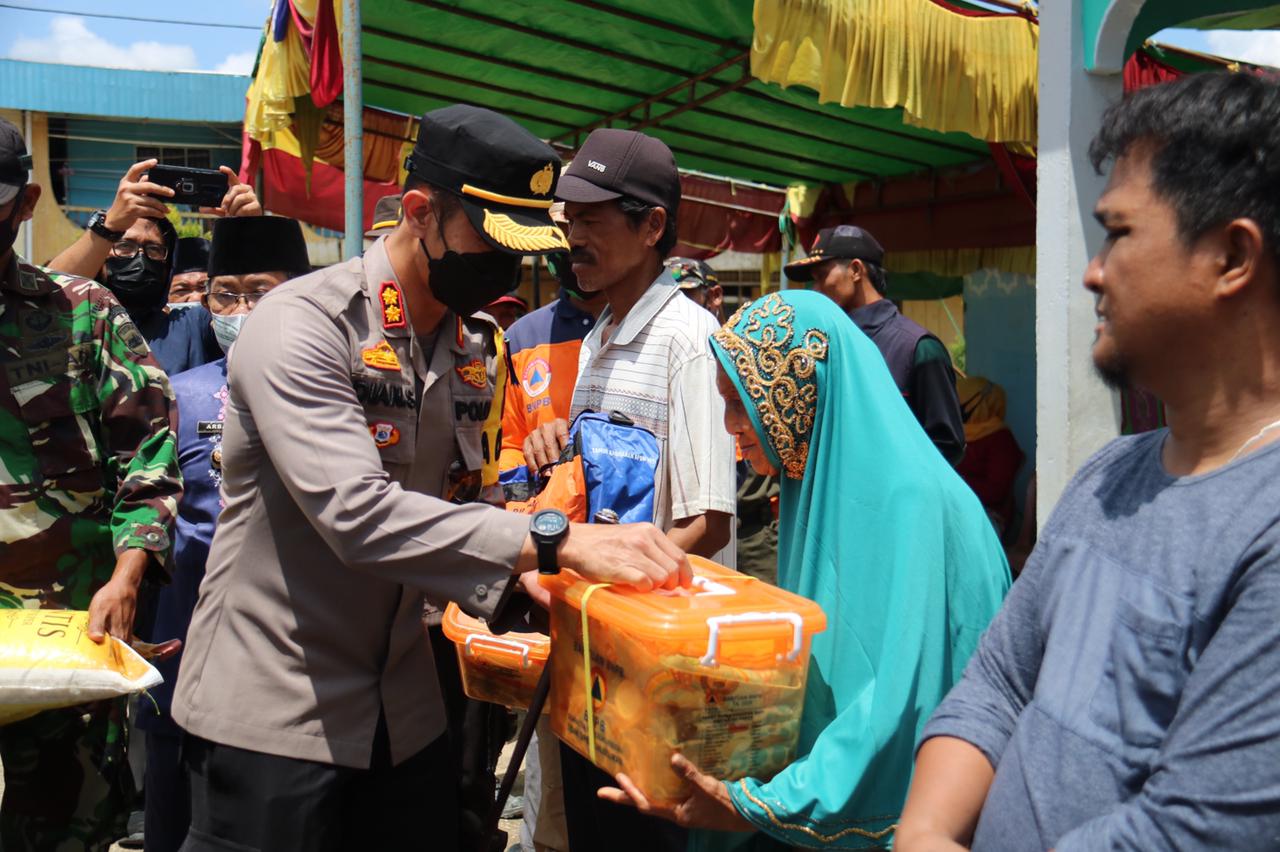 Kapolres Inhil Kunjungi dan Beri Bantuan Kepada Korbn Angin Puting Beliung di Desa Sanglar
