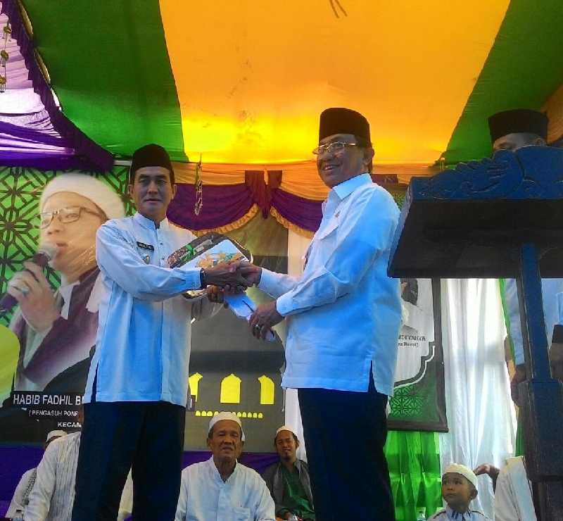 Bupati Wardan Serahkan Eskavator untuk Kecamatan Pelangiran