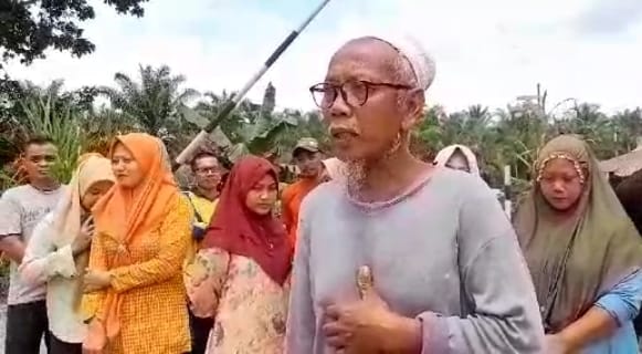 Masyarakat Dusun Sigambang Desa Keritang Hulu Keberatan Fee Jembatan dan Jalan Dihentikan