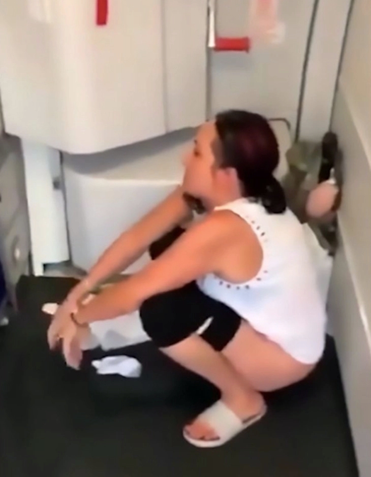 Jorok, Video Wanita Kencing di Pesawat Viral