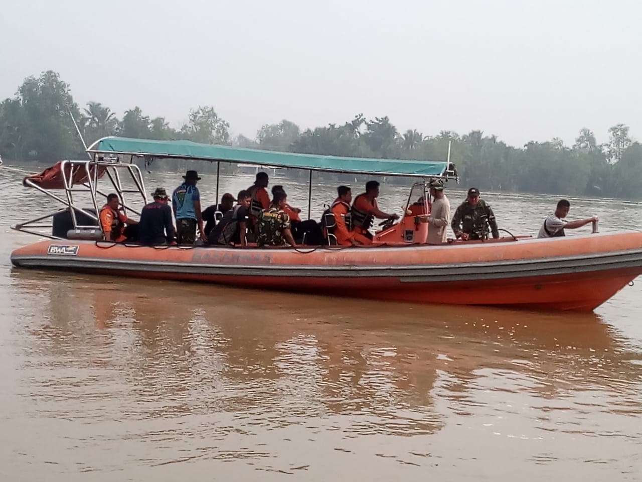 Satgas TMMD Kodim 0314/Inhil dan Pol Air Serta Basarnas Sisir Sungai Batang Gangsal Cari Winanda