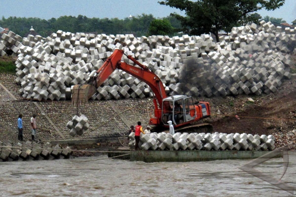 Proses Pembangunan Tanggul di Inhil Baru 40 Persen
