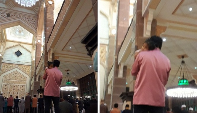 Sholat Tarawih Sambil Gendong Putrinya, Ayah Ini Tuai Pujian