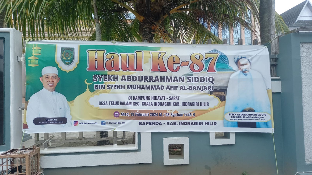 Jelang Pilkada, Foto Tuan Guru Sapat Disejajarkan dengan Foto Pejabat Diprotes Keturunannya