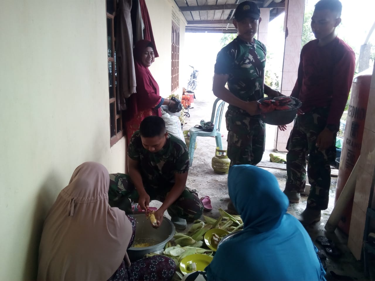 Akrabnya Satgas TMMD Kodim 0314 Inhil dengan Warga