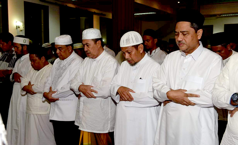 Tarawih Perdana, Gubri Syamsuar Pilih Masjid Pemprov