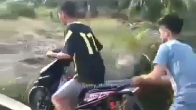 Demi Selamatkan Motornya, Pria ini Nekat Lakukan Hal ini