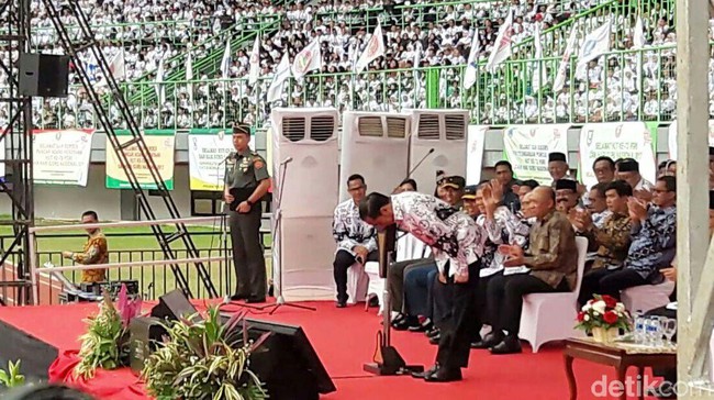 Jokowi Bungkukkan Badan di Hadapan 38 Ribu Guru