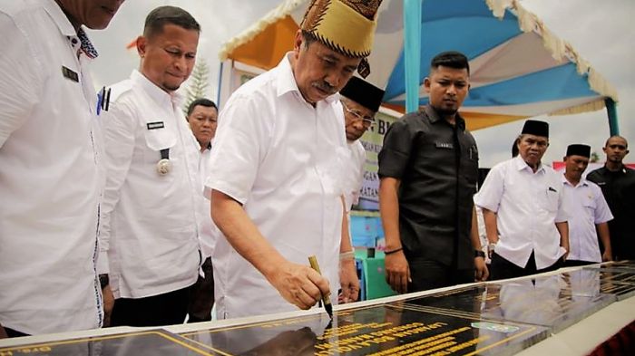 Gubri Syamsuar Mencoblos Di TPS 003 Petala Bumi