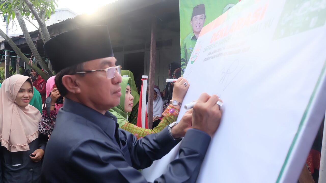 Lantik Pimpinan Muslimat NU Gaung, Ketua PC Muslimat NU Inhil Serahkan Buku POAM NU