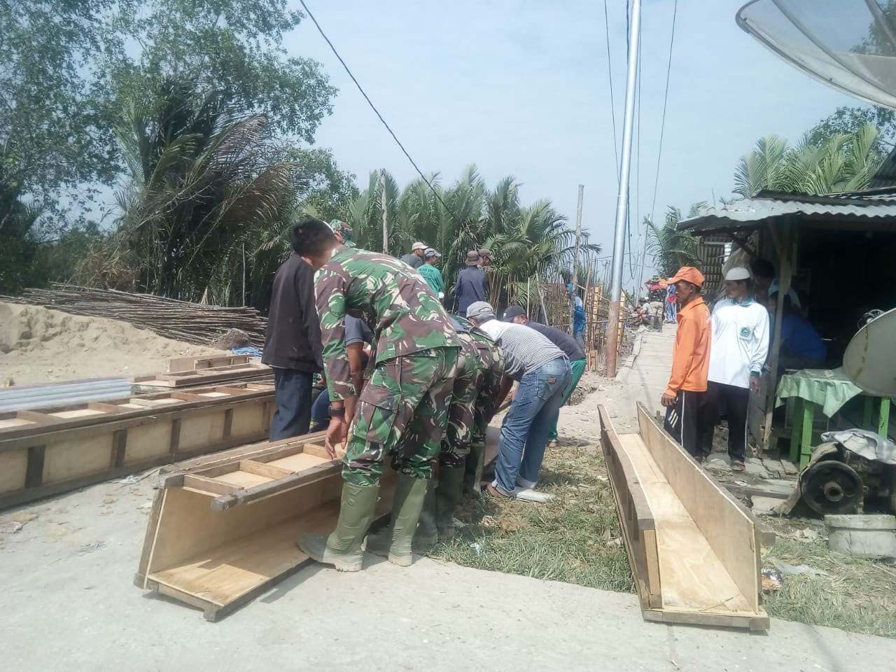 Tak Peduli Siang Malam, Satgas TMMD ke-106 Tetap Berjibaku