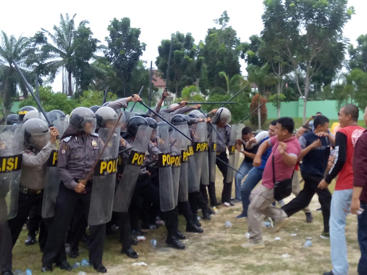 Warga tak Terima Putusan Pengadilan, Ketua PN Rohil Dievakuasi
