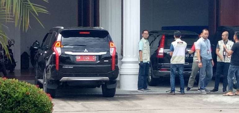 Penggeledahan Rumah Dinas Bupati Bengkalis oleh KPK Berlangsung Selama 10 Jam