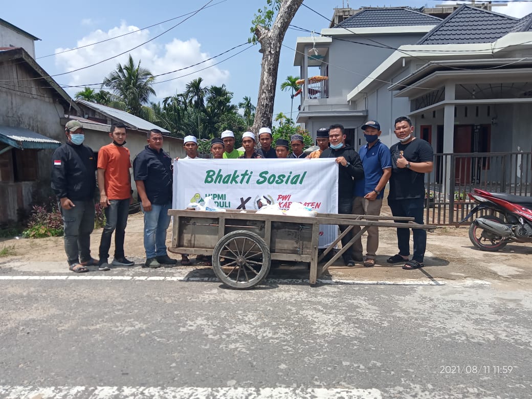 HIPMI X PWI Inhil Bagikan 340 Paket Sembako Untuk Warga Terdampak Covid-19