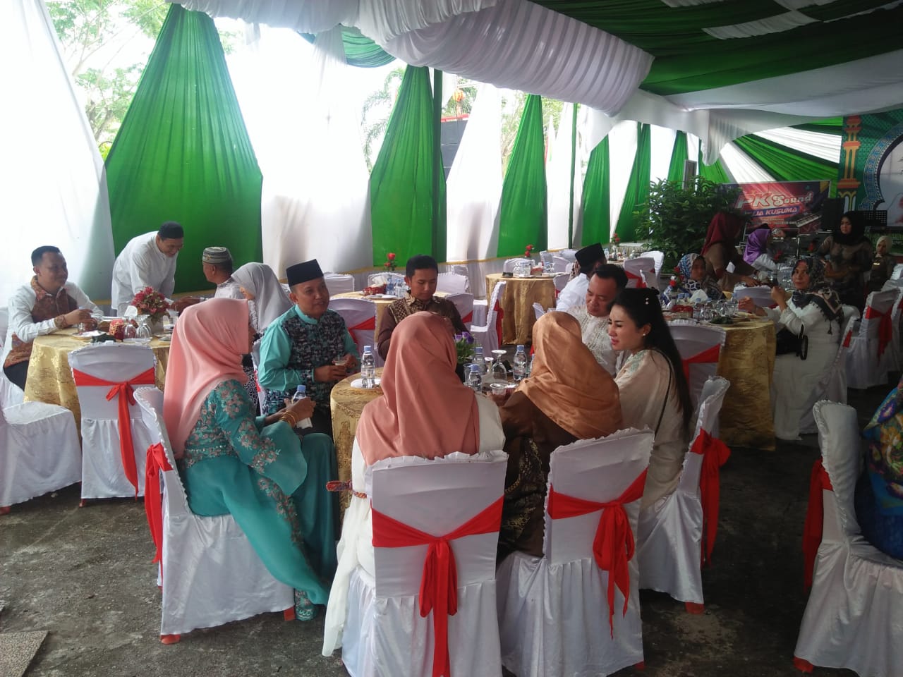 Ketua DPRD Inhil Menjamu Ratusan Tamu Di Kediaman Dinas