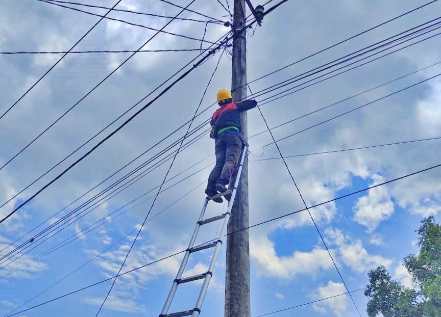 PLN Icon Plus Rapikan Kabel FO di Jalan Sungai Sirih Kuansing