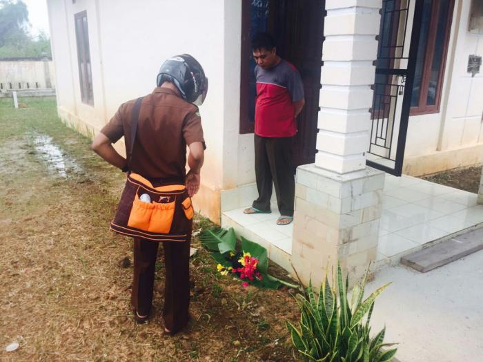 Kediaman Kasi Pidum Bengkalis Diteror dengan Ayam Mati Ditaburi Kembang