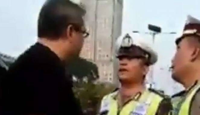 Pria Bermobil Mewah Pemaki Polisi di Tol Dipidanakan