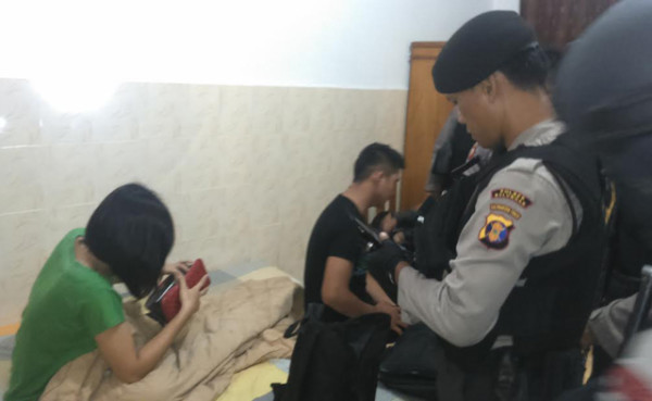 Rasakan... Lagi Asik Selingkuh, Oknum Polisi Digrebek Istri