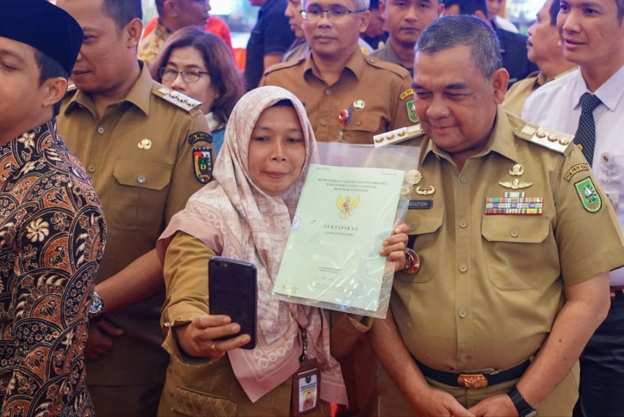 Wamen ATR/BPN bersama Gubri Serahkan 500 Sertifikat Tanah untuk Warga Pekanbaru