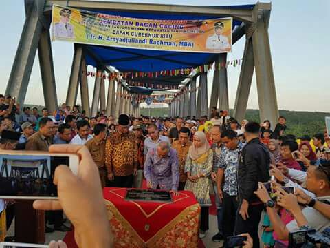 Gubri Andi Rachman Resmikan Jembatan Bagan Cacing