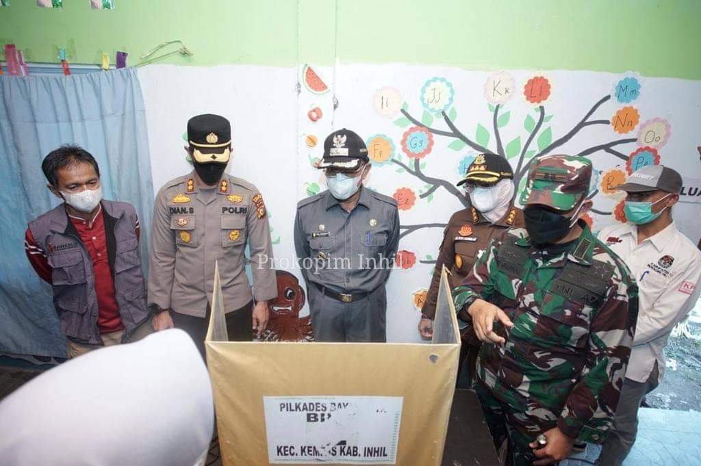 Pilot Project E-Voting, Bupati Inhil Tinjau Pilkades Serentak di Desa Karya Tani