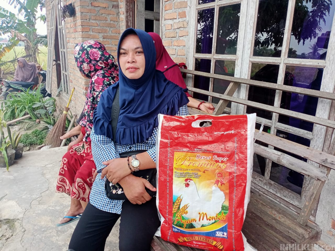 Ibu-ibu KPM PKH Penerima Program Sembako Pantai Cermin: Berasnya Bagus dan Layak Konsumsi