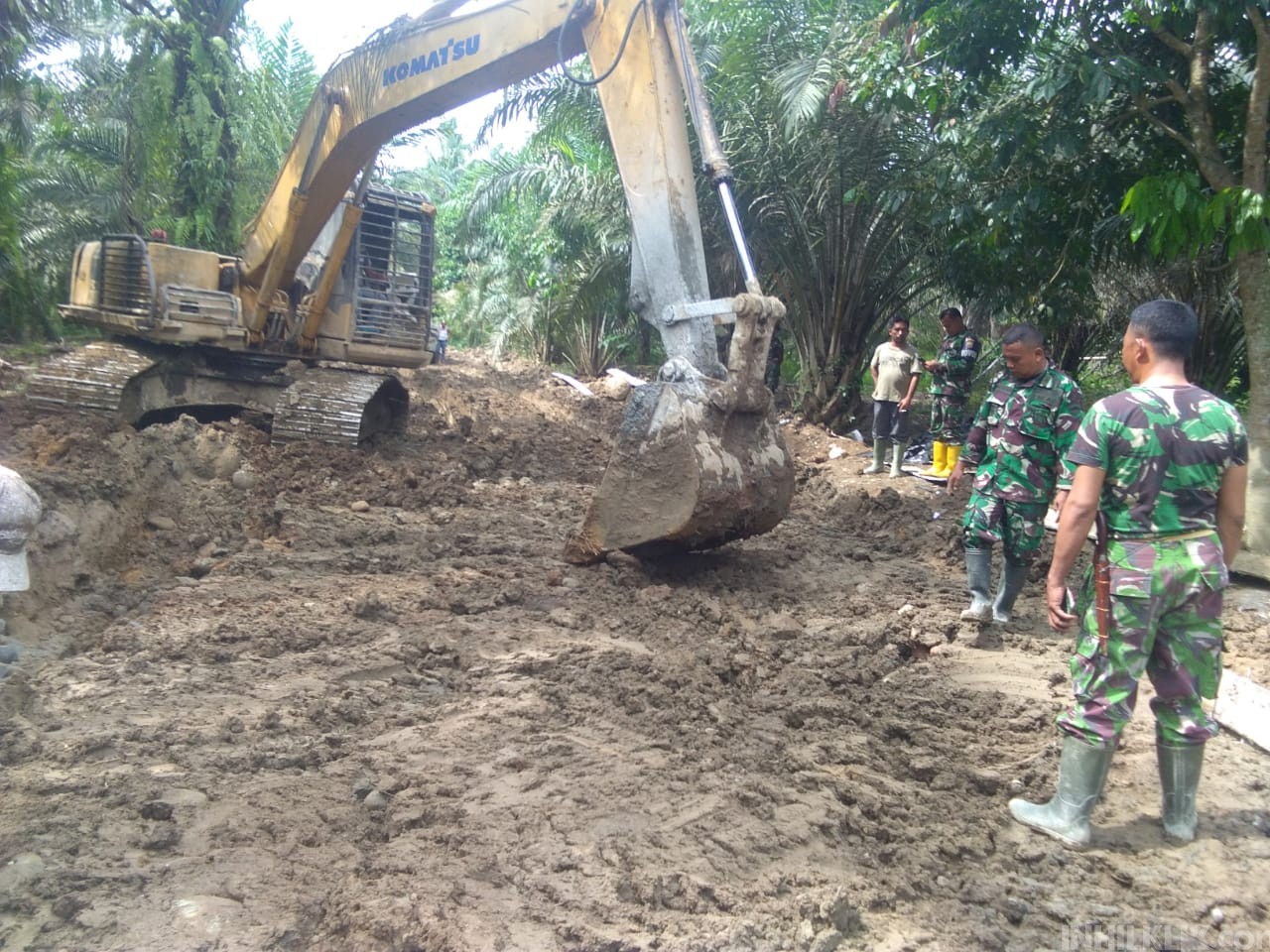 Atasi Lumpur di Badan Jalan, Bakhoe Excavator Percepat Pengerjaan Jalan Rigid Beton