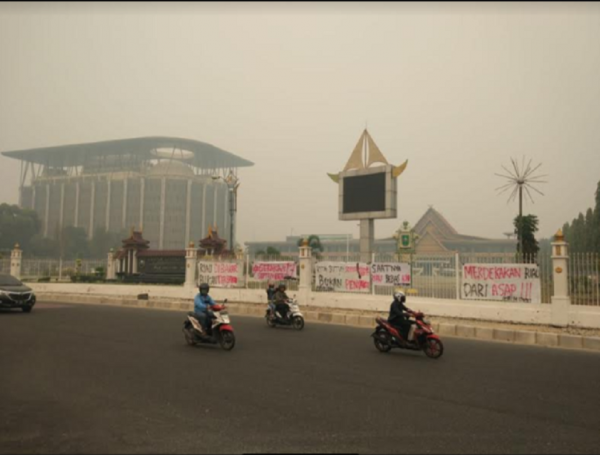 Kecewa Kabut Asap, Mahasiswa Pasang Spanduk Protes di Kantor Gubernur Riau