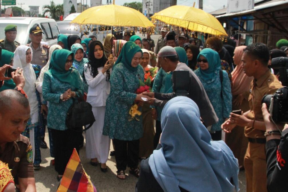Turun Dari Mobnas, Isteri Gubri Disalami oleh Warga