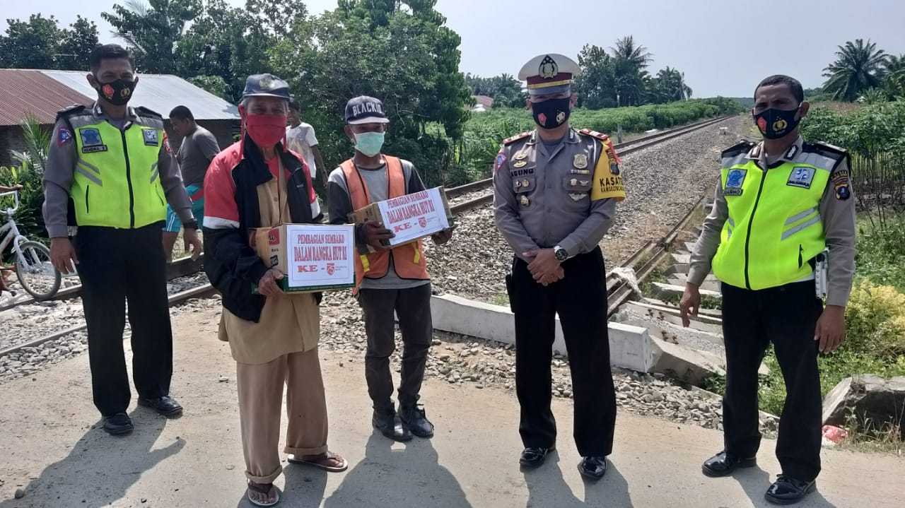 Satlantas Polres Sergai Berbagi Sembako kepada Warga Kurang Mampu