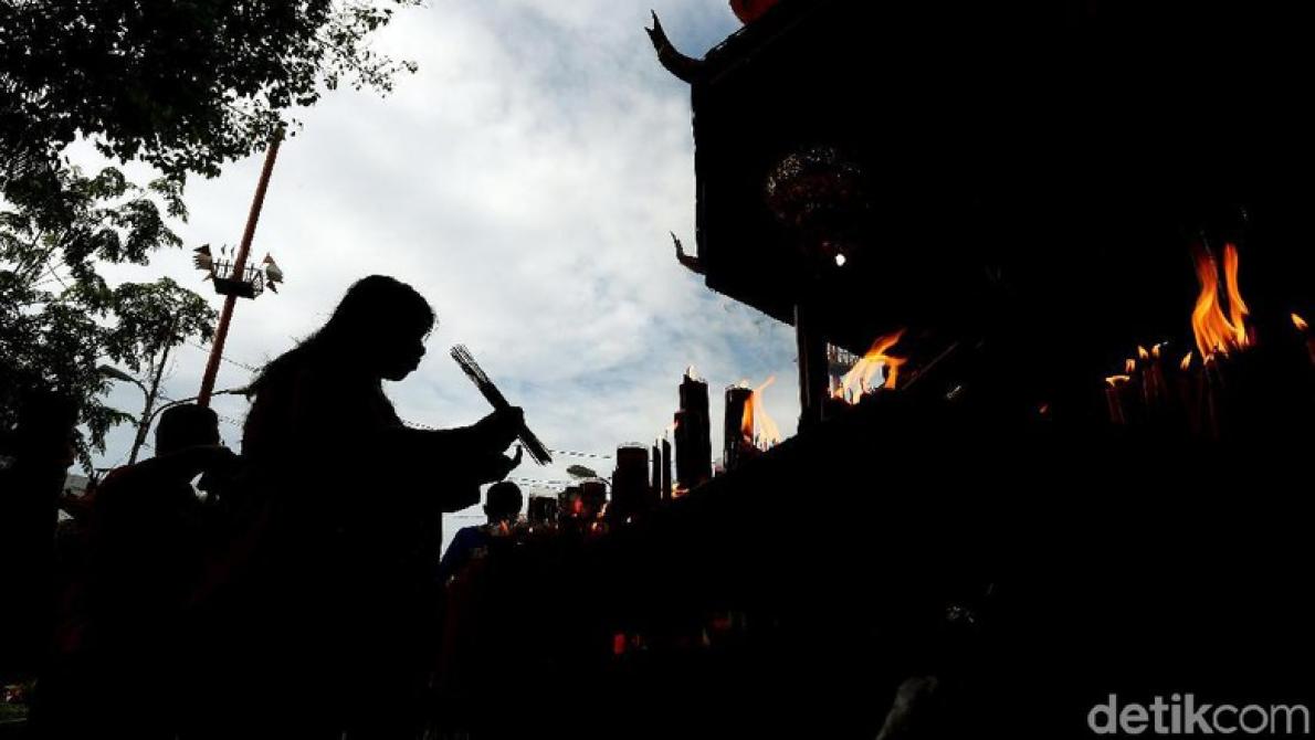 Pengeluh Volume Azan Dibui 18 Bulan, Bagaimana Perusak Vihara?