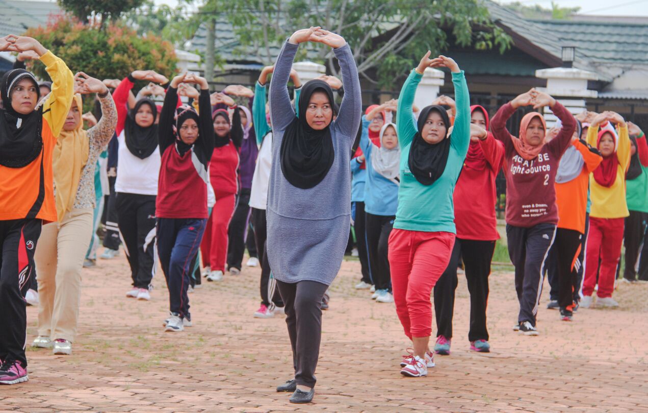 Emak-emak Padati Halaman Kediaman Bupati Inhil