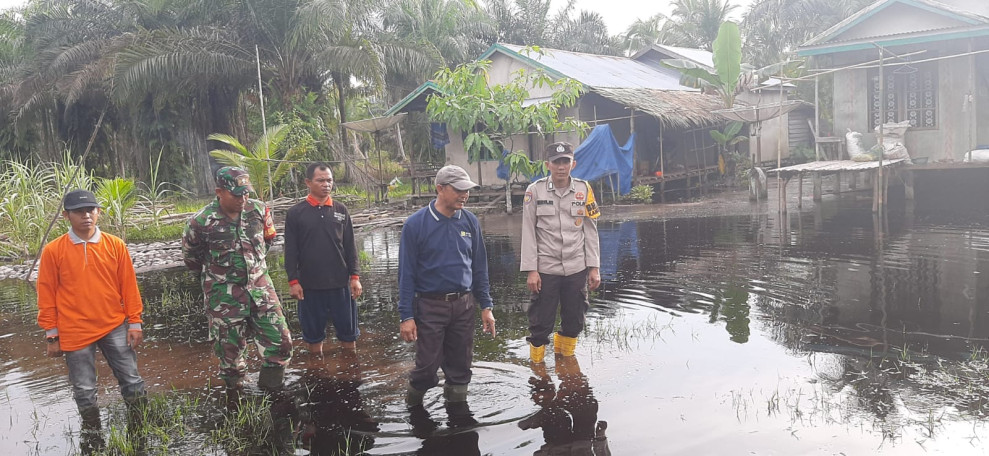 Bersama Perdes Pulau Palas, Bhabinkamtibmas Polsek Tembilahan Hulu Tinjau Warga Terdampak Banjir