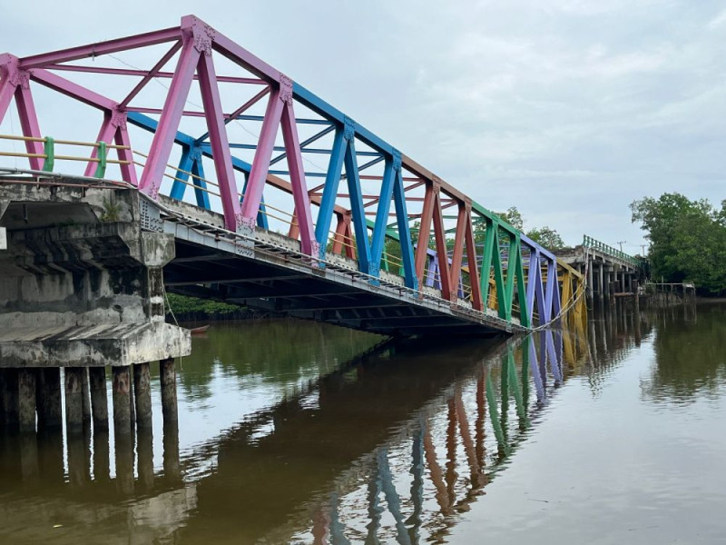 Warga Berhamburan Saat Jembatan di Tebingtinggi Meranti Ambruk